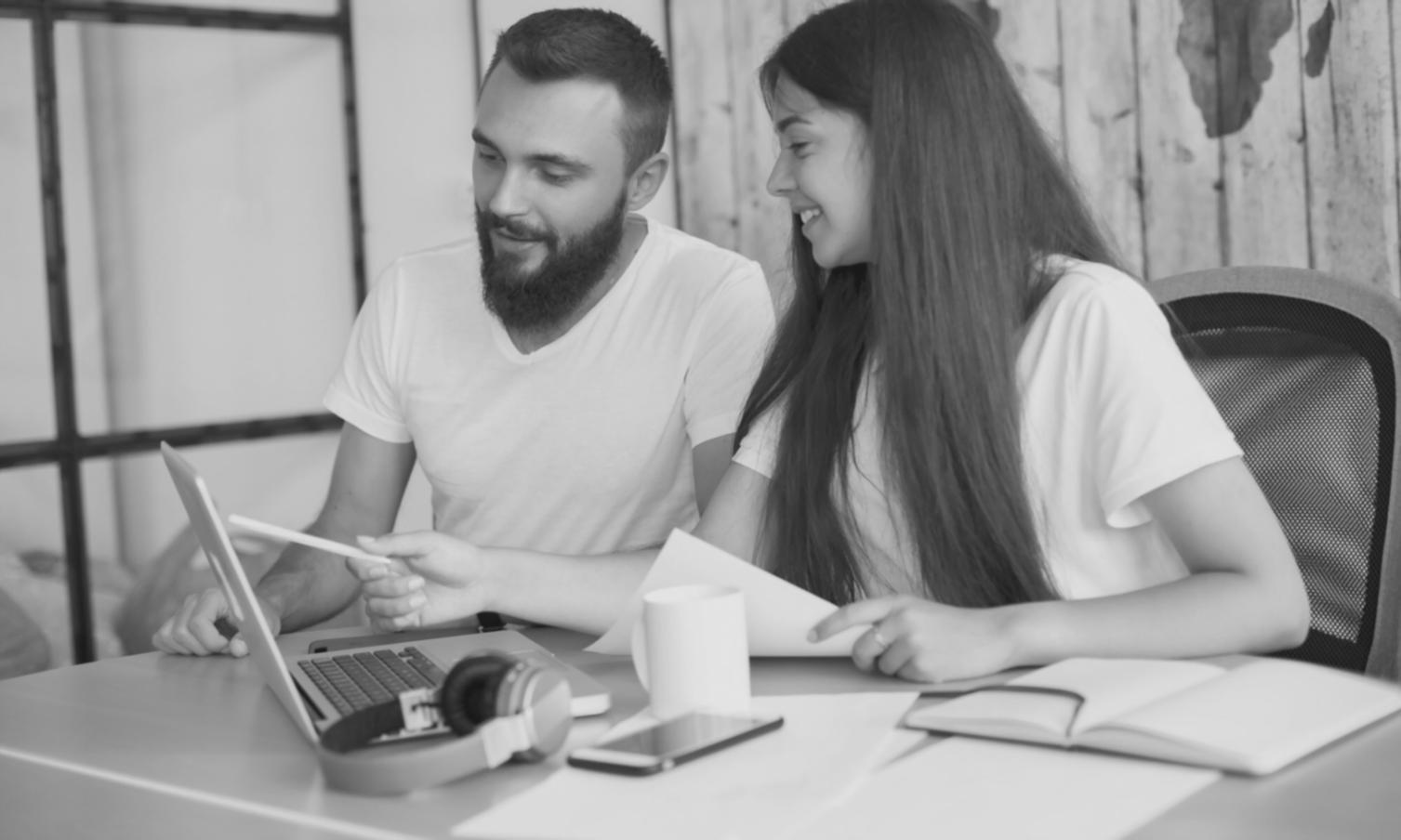 Consultor financiero analizando datos de presupuesto en computadora